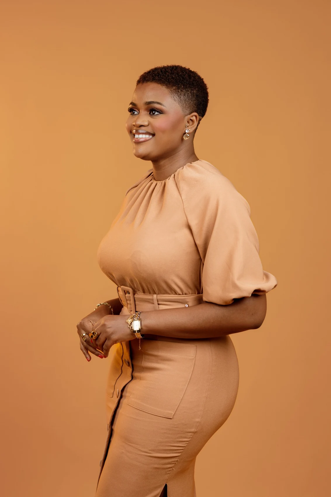 Kweyakie studio portrait in a warm-toned outfit